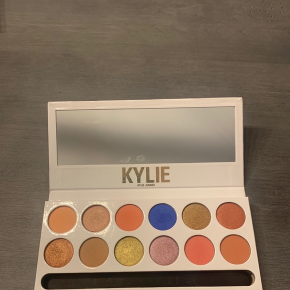 Kylie Cosmetics - Royal Peach Eyeshadow Palette - Picture 4 of 5